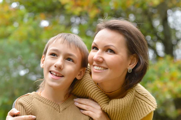 Madre con su hijo —  Fotos de Stock