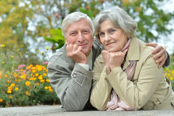 秋の高齢者のカップル — ストック写真