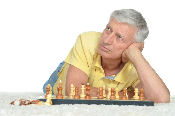 Senior man spelar schack — Stockfoto