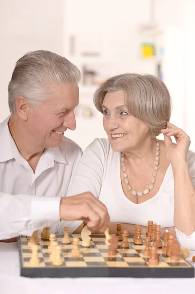 Pareja mayor jugando ajedrez —  Fotos de Stock