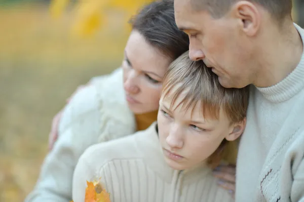 Triste família de três sobre a natureza — Fotografia de Stock