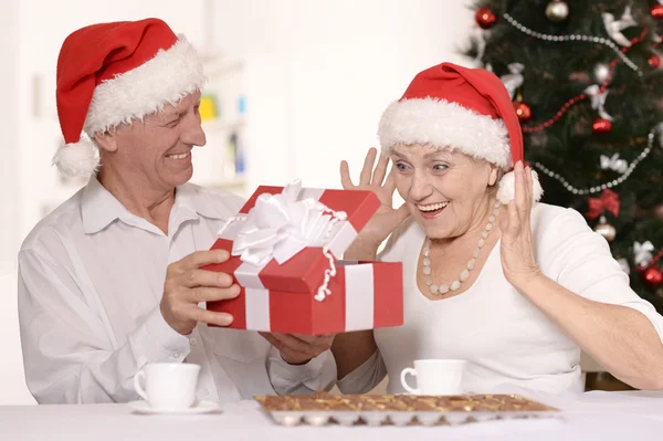 Mature couple celebrating new year — Stock Photo, Image