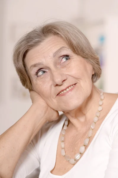 Porträt einer Seniorin — Stockfoto