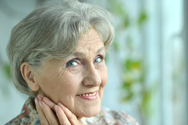 Gelukkig oudere vrouw — Stockfoto