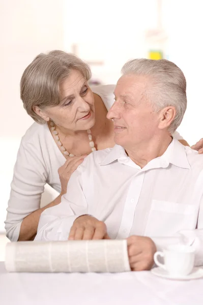 Trevligt äldre par vila hemma — Stockfoto