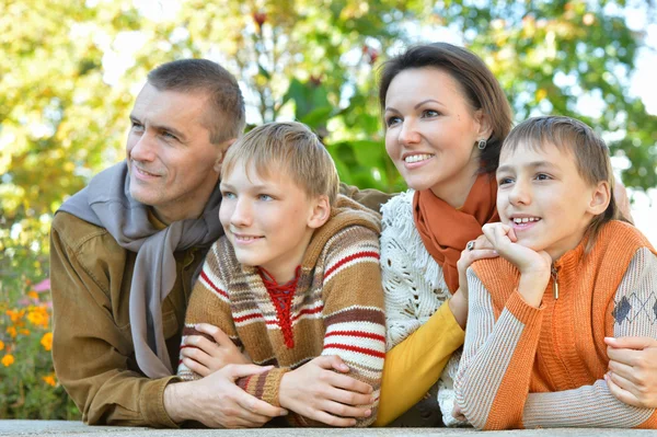 Famille de quatre personnes dans le parc — Photo