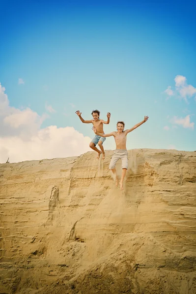 Αγόρια, πηδώντας από ένα λόφο — Φωτογραφία Αρχείου