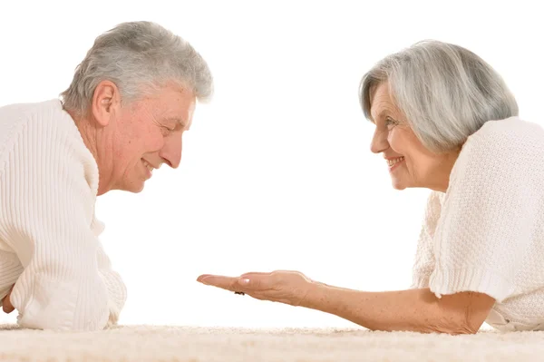 Cuplu în vârstă minciună — Fotografie, imagine de stoc