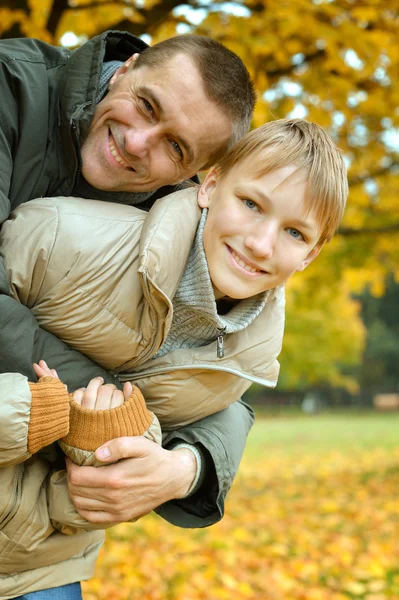 Far och son på promenad — Stockfoto