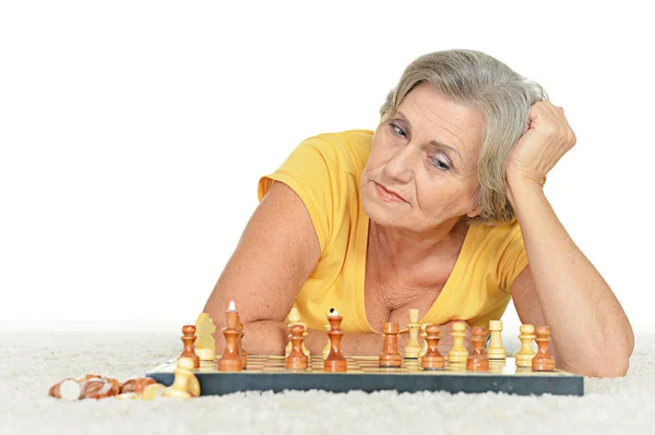 Senior kvinna spelar schack — Stockfoto