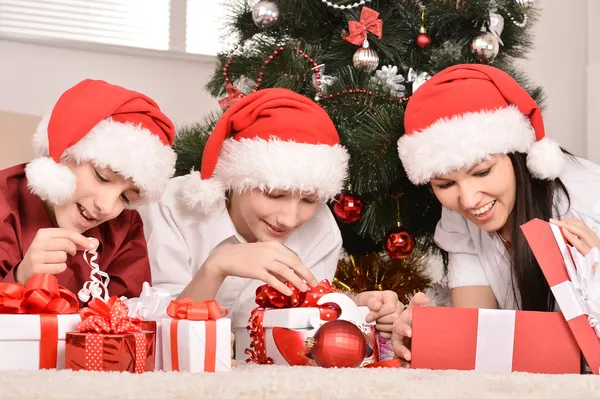 Familie vieren het nieuwe jaar thuis — Stockfoto