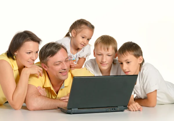 ノート パソコンと家族 — ストック写真
