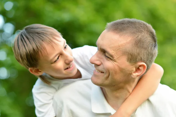 Pai e filho na natureza — Fotografia de Stock