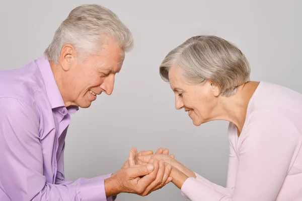 Glad äldre paret på en vit — Stockfoto