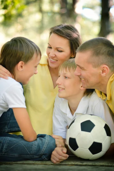 Retrato de familia feliz — Foto de Stock