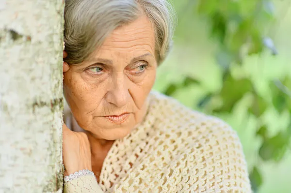Ritratto di donna anziana sconvolta — Foto Stock