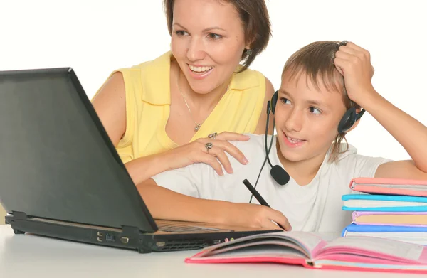 Matka a syn studovat dohromady — Stock fotografie