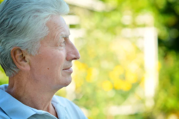 Elderly man in park — Stock Photo, Image