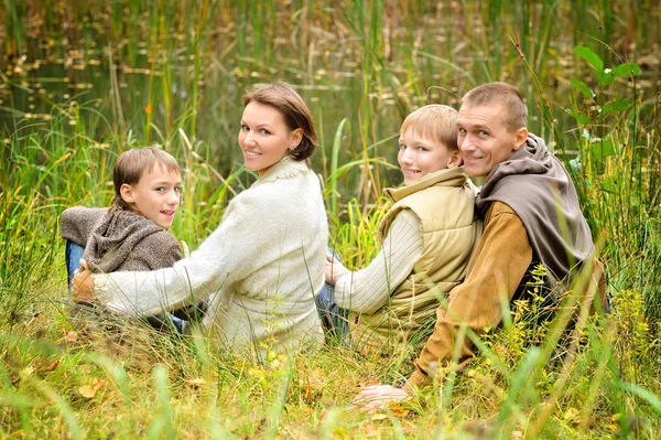 Gölde Dört Kişilik Aile — Stok fotoğraf