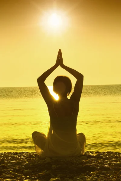 Silhouette of woman maditating — Stock Photo, Image