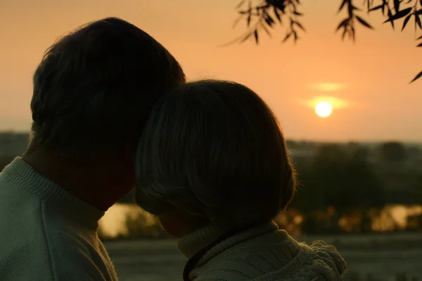 Elderly couple in an outdoor setting — Stock Photo, Image