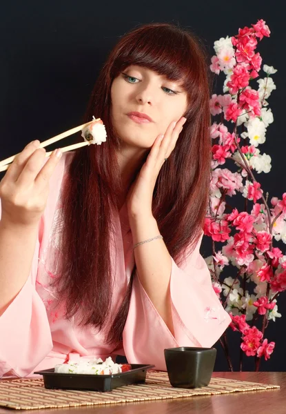 Beautiful girl eating sushi — Stock Photo, Image