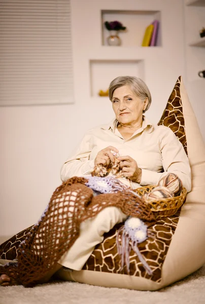 Mujer mayor tejiendo — Foto de Stock