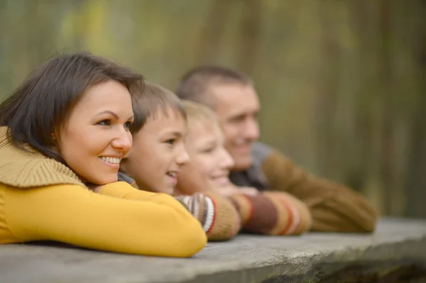 Famille de quatre personnes dans le parc — Photo