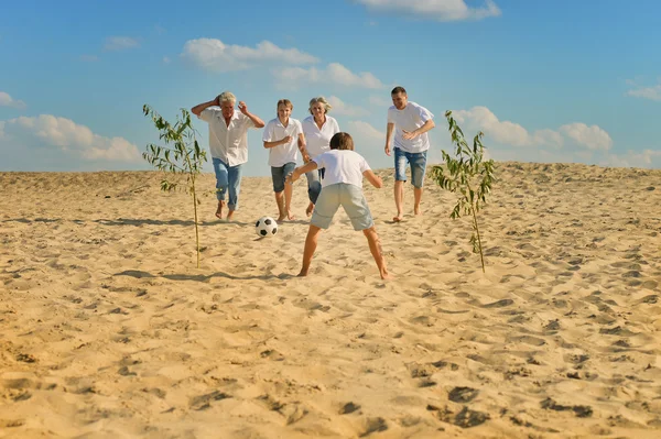 Familj spelar fotboll — Stockfoto