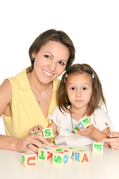 Anya és lánya játszó elszigetelt fehér kockák — Stock Fotó