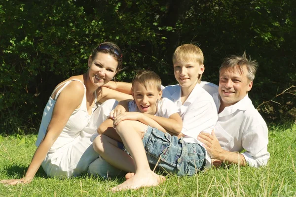 Famille heureuse en plein air — Photo