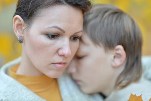 Mãe com um menino — Fotografia de Stock