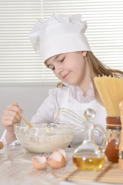 Mädchen kochen den Teig — Stockfoto