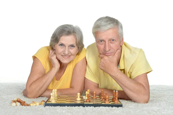 Seniorenpaar spielt Schach — Stockfoto