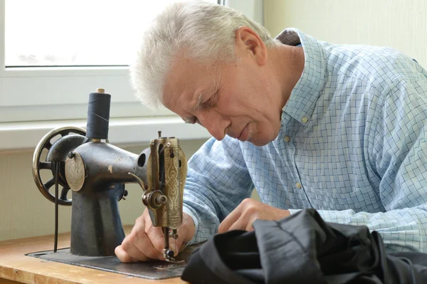 Man at sewing machine — Stock Photo, Image