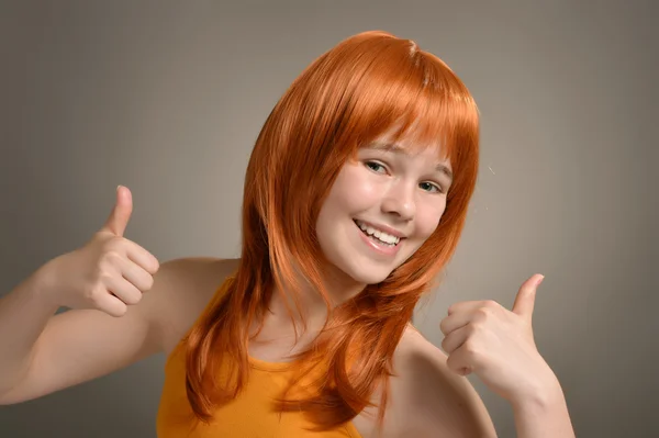 Portret van tiener meisje met rode haren — Stockfoto