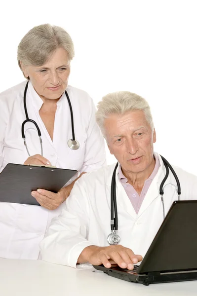 Médecins avec un ordinateur portable sur un blanc — Photo