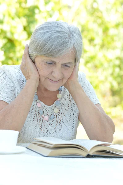 Vrouw die thee drinkt — Stockfoto