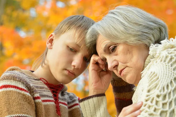 Grootmoeder met haar kleinzoon — Stockfoto