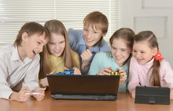 Groep vriendelijke kinderen — Stockfoto