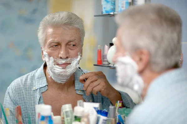 Senior man shaving — Stock Photo, Image