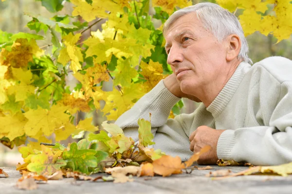 Uomo anziano in autunno — Foto Stock