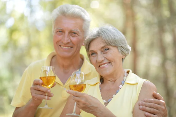 Pasangan senior minum anggur — Stok Foto