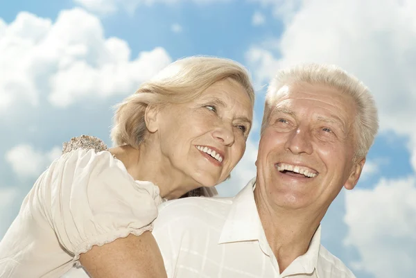 Tops casal de idosos foi para uma caminhada — Fotografia de Stock