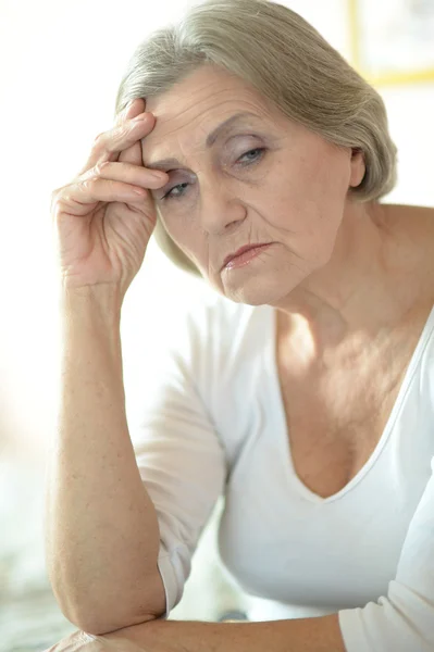 Donna anziana triste — Foto Stock