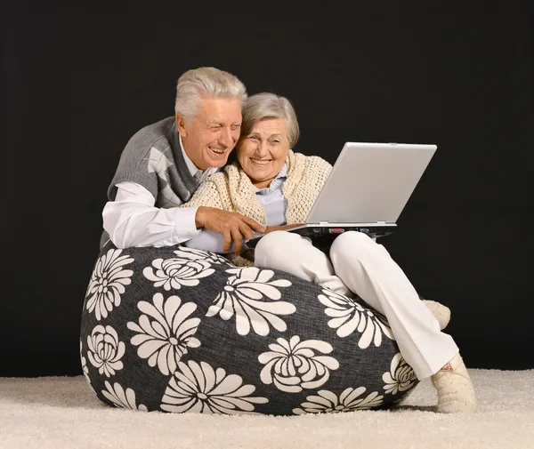 Nitebook ile yaşlı çift — Stok fotoğraf