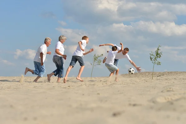 Familie spielt Fußball — Stockfoto