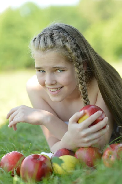 Szczęśliwa dziewczyna z jabłkami — Zdjęcie stockowe