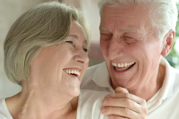 Hermosa pareja relajándose en casa — Foto de Stock