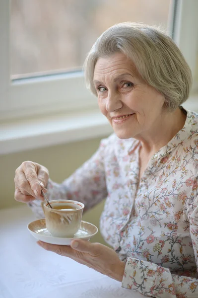 Mooie bejaarde vrouw — Stockfoto